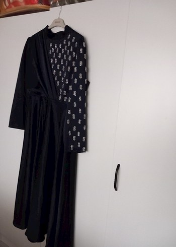 Siyah Uzun Kollu Gotik Drapeli Saten Elbise - Görsel 3