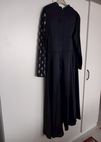 Siyah Uzun Kollu Gotik Drapeli Saten Elbise - Görsel 5