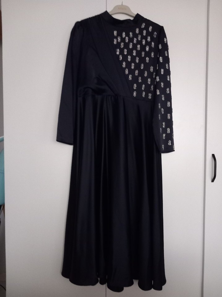 Siyah Uzun Kollu Gotik Drapeli Saten Elbise - Görsel 2