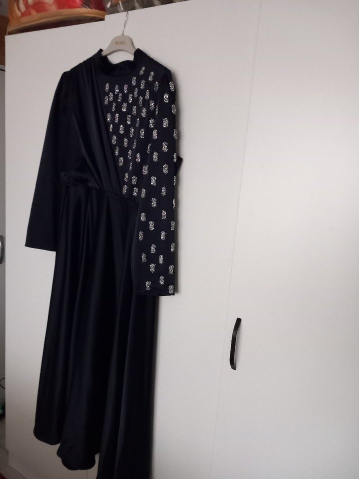 Siyah Uzun Kollu Gotik Drapeli Saten Elbise - Görsel 3