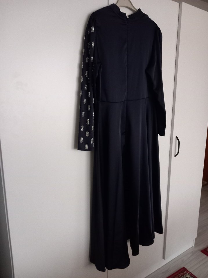 Siyah Uzun Kollu Gotik Drapeli Saten Elbise - Görsel 5