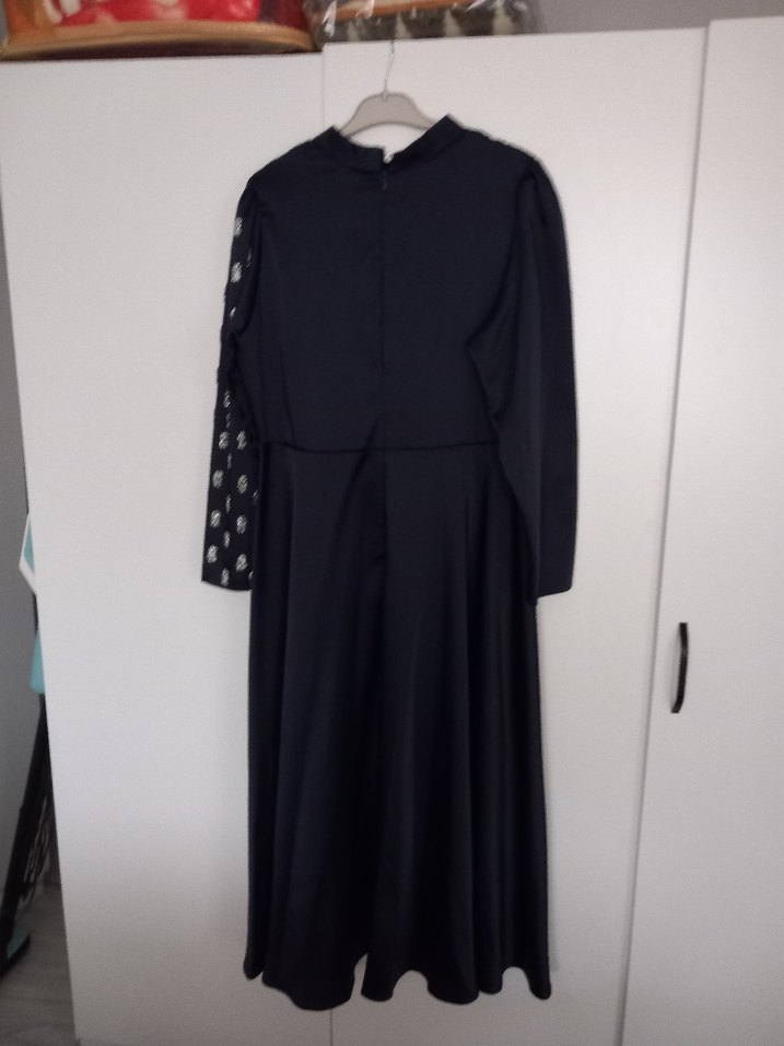 Siyah Uzun Kollu Gotik Drapeli Saten Elbise - Görsel 4