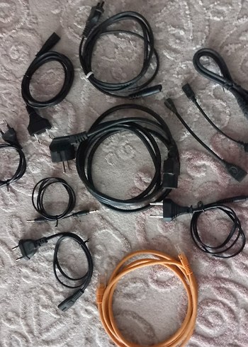 Çeşitli Siyah Kablolar ve Adaptörler - Görsel 12