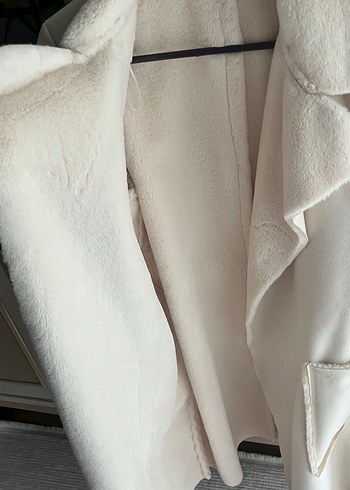 Kürk Detaylı Beyaz Midi Kadın Kaban - Görsel 4