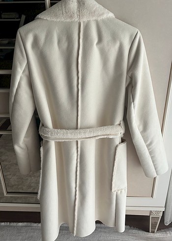 Kürk Detaylı Beyaz Midi Kadın Kaban - Görsel 3