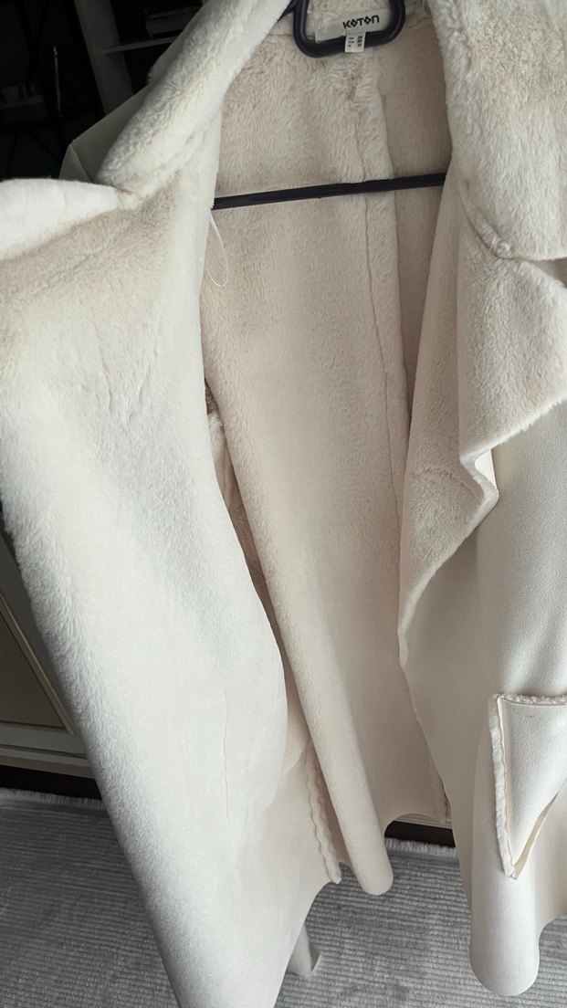 Kürk Detaylı Beyaz Midi Kadın Kaban - Görsel 4