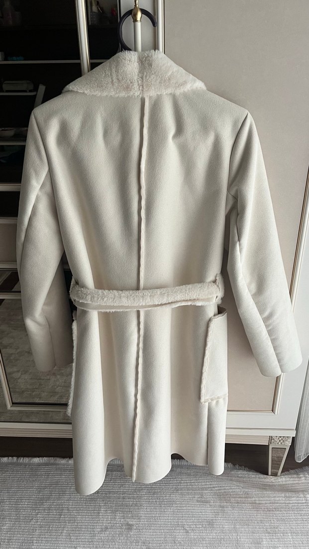 Kürk Detaylı Beyaz Midi Kadın Kaban - Görsel 3