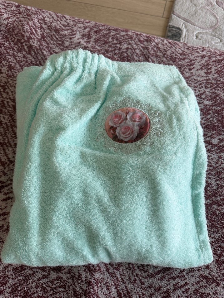 Nakışlı Turkuaz Bornoz ve Terlik Seti Minteks marka - Görsel 2