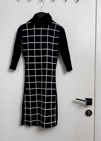 Dik Yaka Kareli Siyah Triko Elbise - Görsel 7