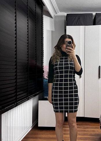 Dik Yaka Kareli Siyah Triko Elbise - Görsel 4