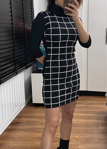 Dik Yaka Kareli Siyah Triko Elbise - Görsel 3