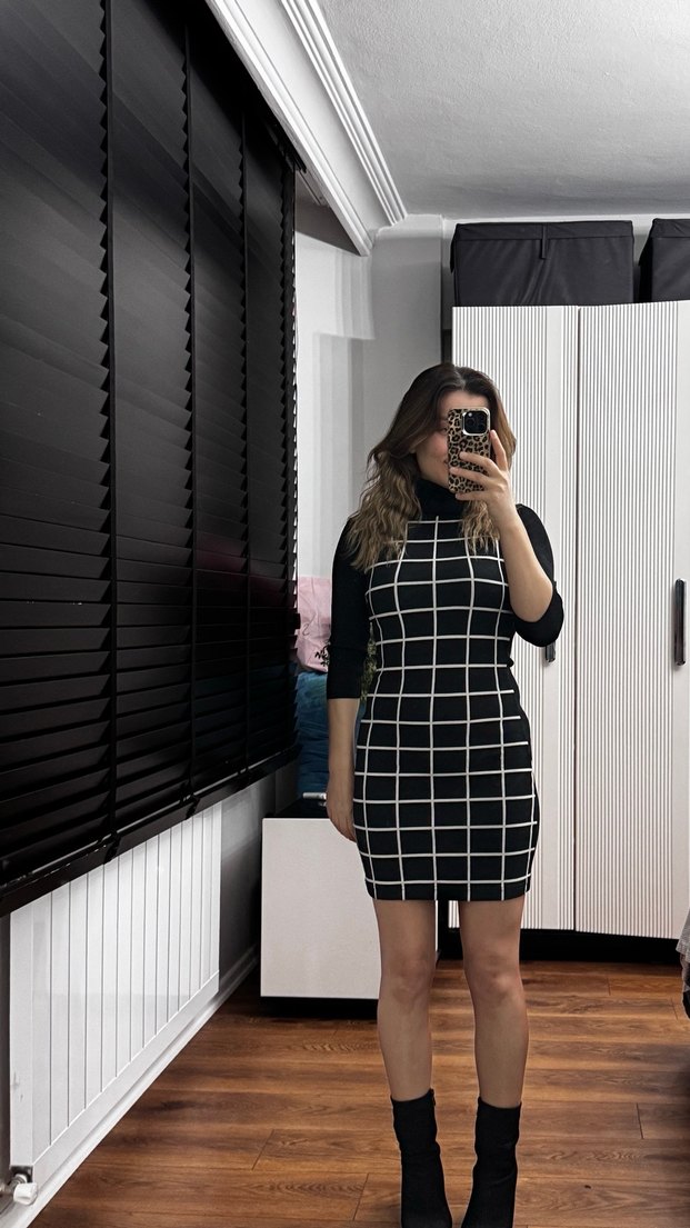 Dik Yaka Kareli Siyah Triko Elbise - Görsel 4