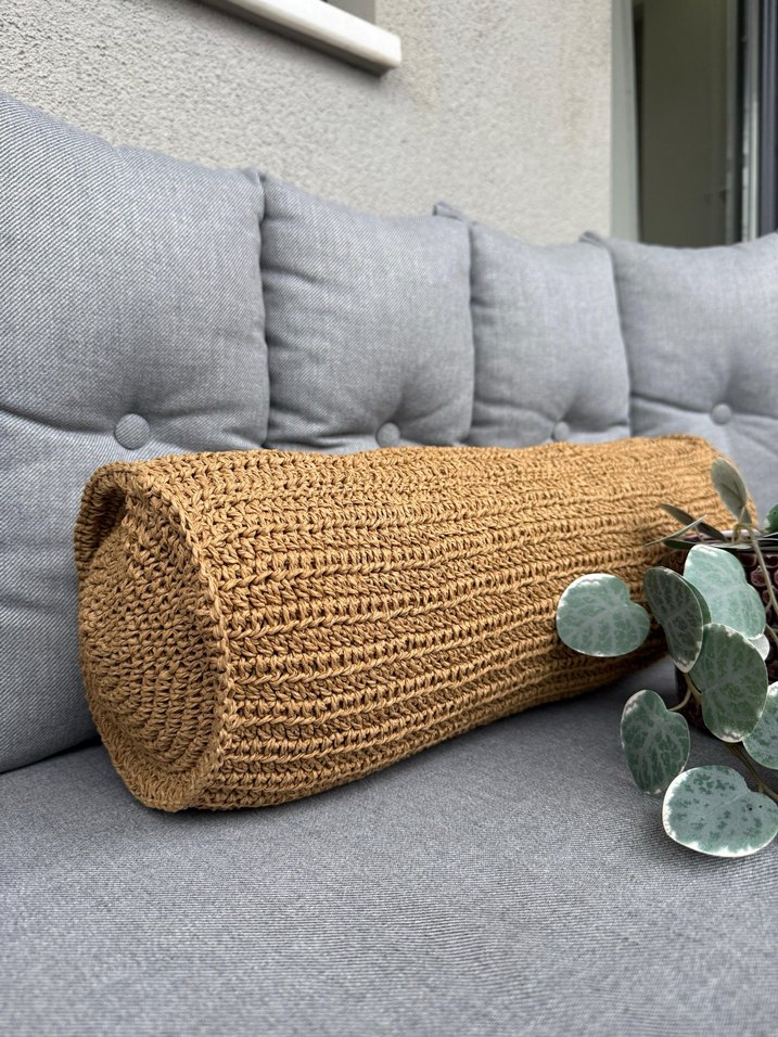 kahverengi silindir modelinde el yapımı kırlent - Görsel 2