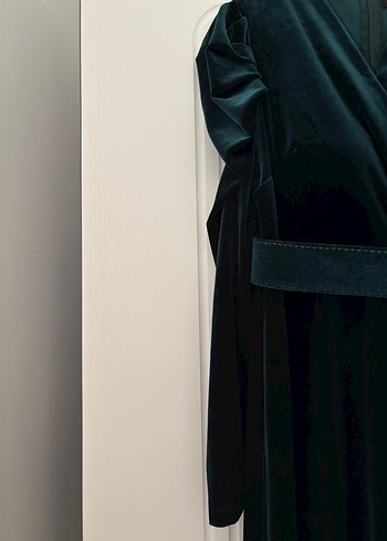 Uzun Kollu Zümrüt Kadife Abiye - Görsel 5