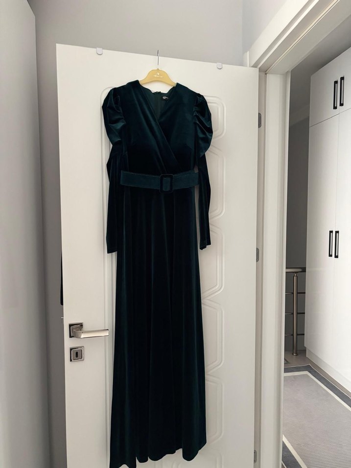 Uzun Kollu Zümrüt Kadife Abiye - Görsel 3