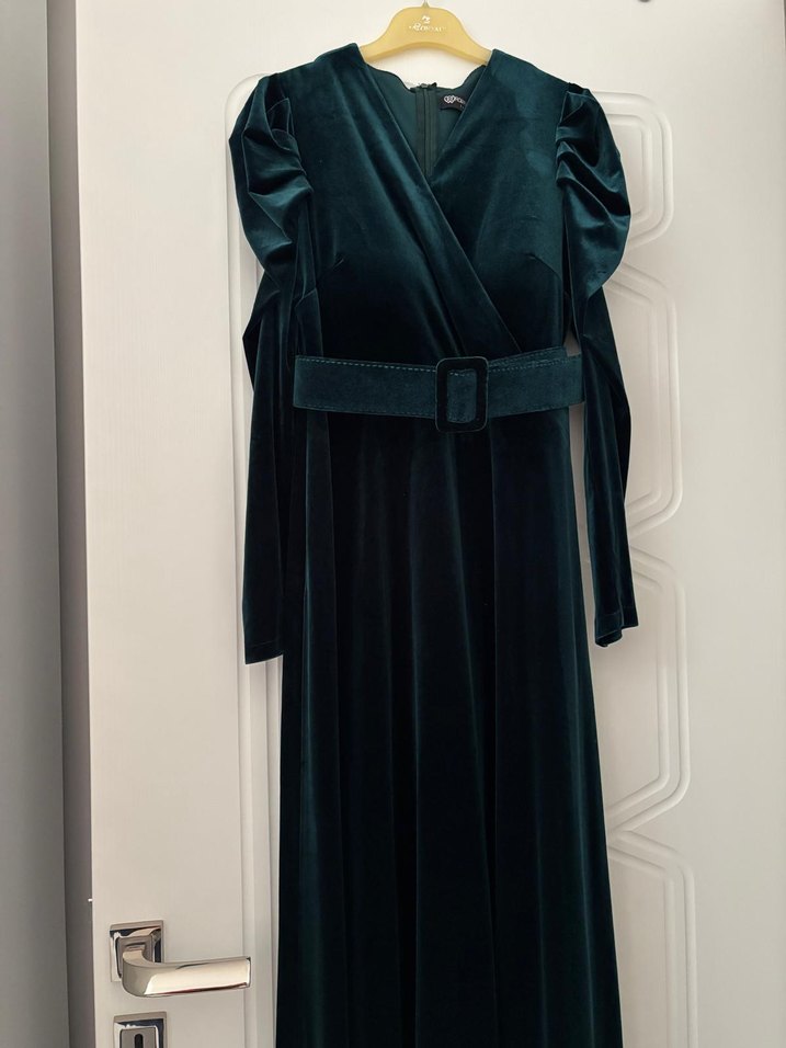 Uzun Kollu Zümrüt Kadife Abiye - Görsel 4