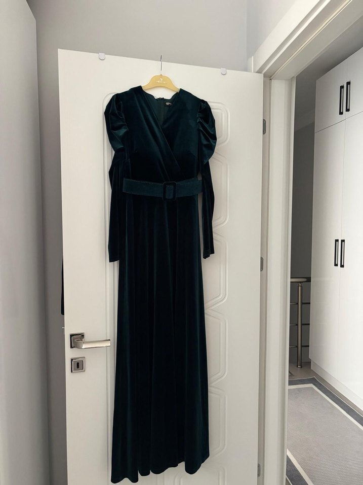 Uzun Kollu Zümrüt Kadife Abiye - Görsel 2