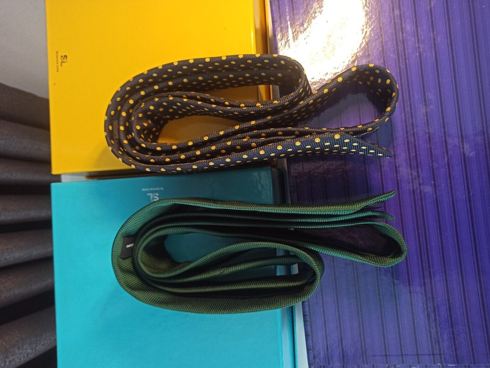 Modern Erkek Kravatları -Yeşil ve Sarı Noktaları olan Puantiyeli - Görsel 3