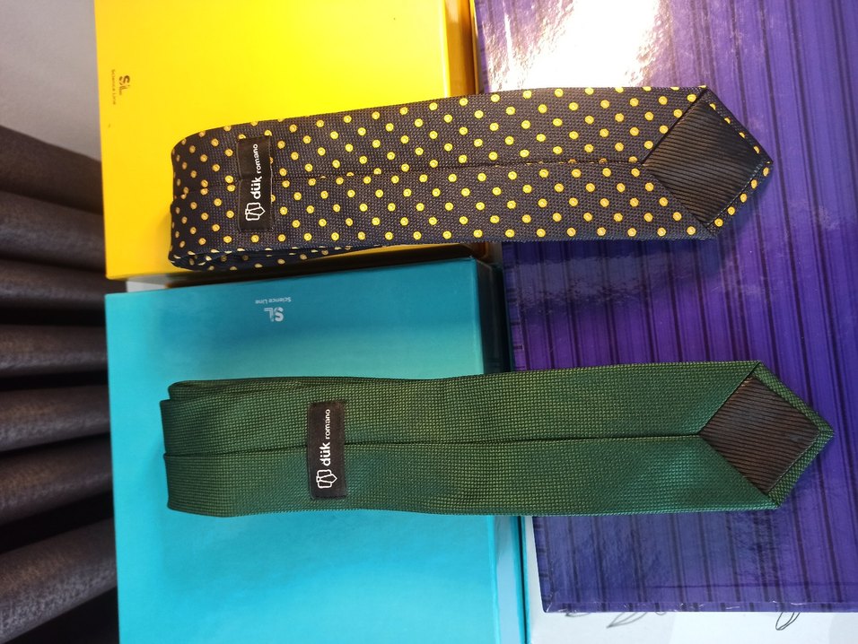 Modern Erkek Kravatları -Yeşil ve Sarı Noktaları olan Puantiyeli - Görsel 4