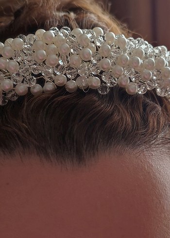 Boncuk Detaylı Beyaz Örgü Taç - Görsel 2