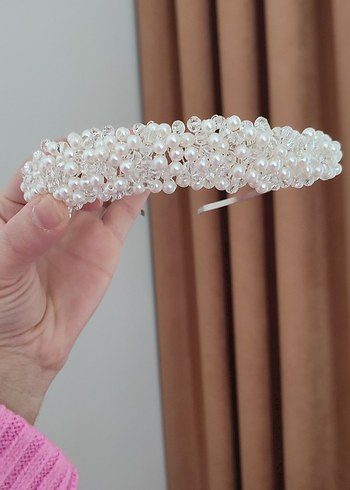 Boncuk Detaylı Beyaz Örgü Taç - Görsel 3
