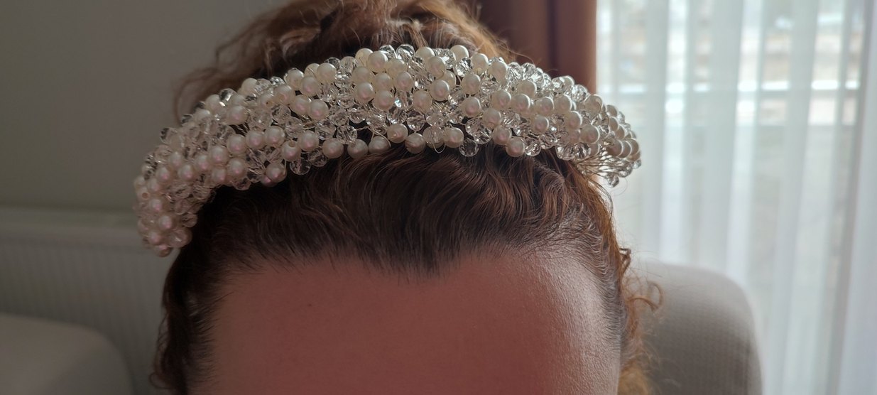 Boncuk Detaylı Beyaz Örgü Taç - Görsel 2