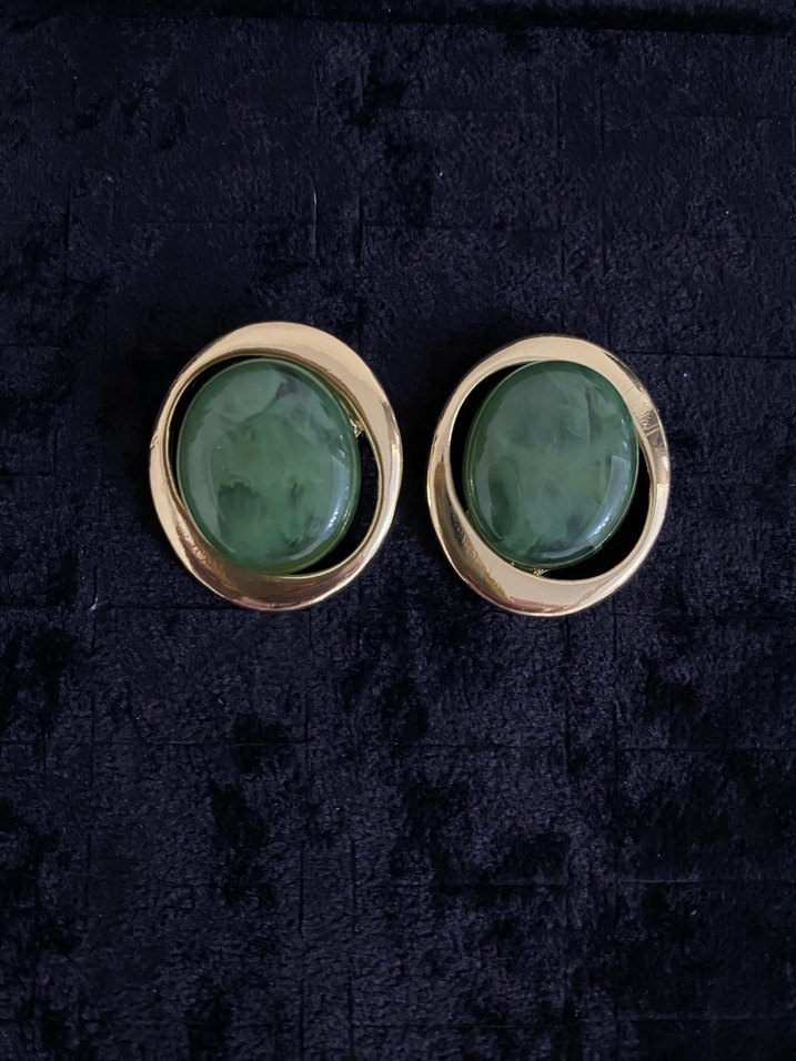 Gold detay yeşil taşlı küpe - Görsel 2