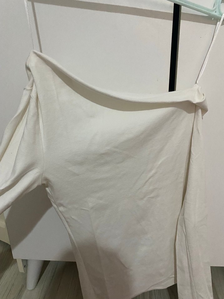 Stradivarius Kadın Beyaz Omuz Dekolteli Uzun Kollu Bluz - Görsel 3