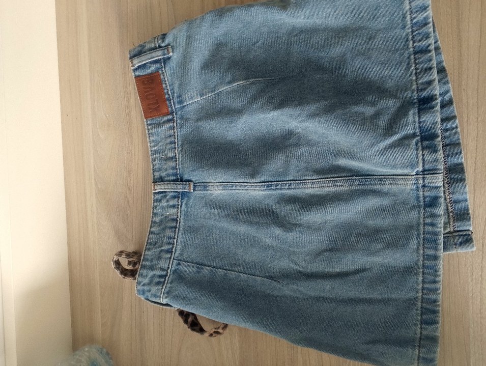 Leopar Detaylı Kemerli Mini Kot Şort - Görsel 2