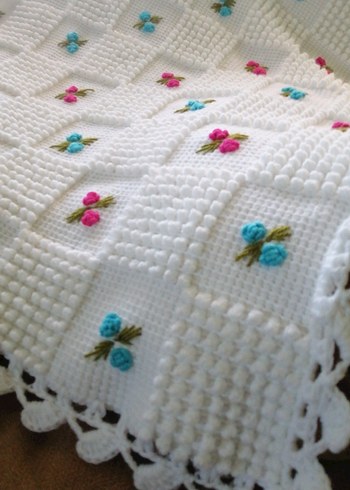 Çok Renkli Nakışlı Örgü Bebek Battaniyesi - Görsel 2