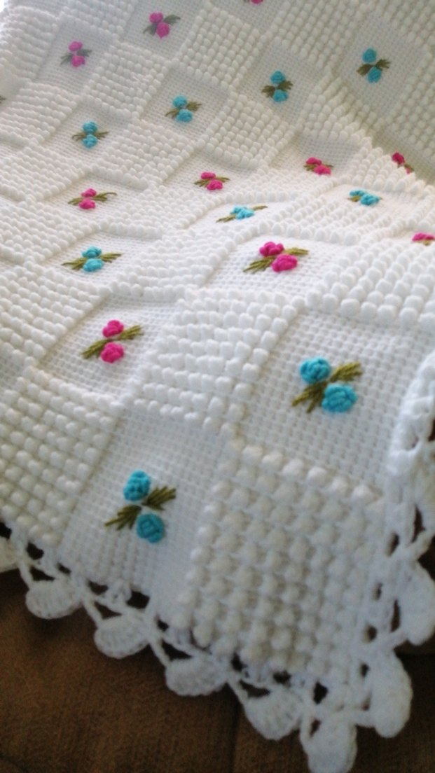 Çok Renkli Nakışlı Örgü Bebek Battaniyesi - Görsel 2