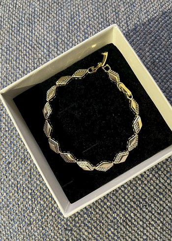 Altın Renkli Zincir Detaylı Çiçekli Kadın Bileklik - Görsel 2