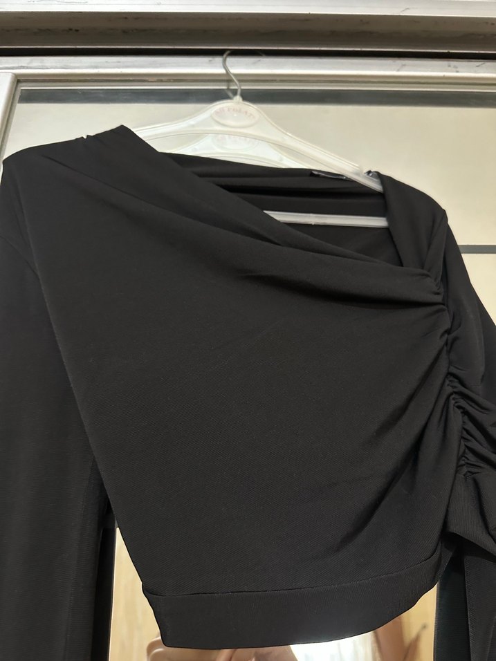 Tek Kollu Siyah Bel Detaylı Bluz - Görsel 2