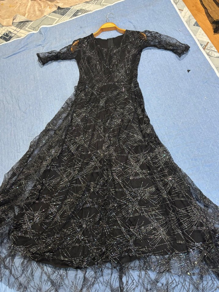 Uzun Siyah Gotik Nakışlı V Yaka Elbise - Görsel 3