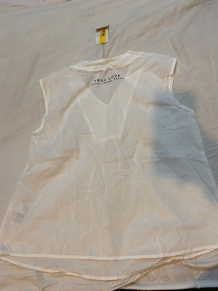 Beyaz V Yakalı Kolsuz Kadın Bluz - Görsel 4