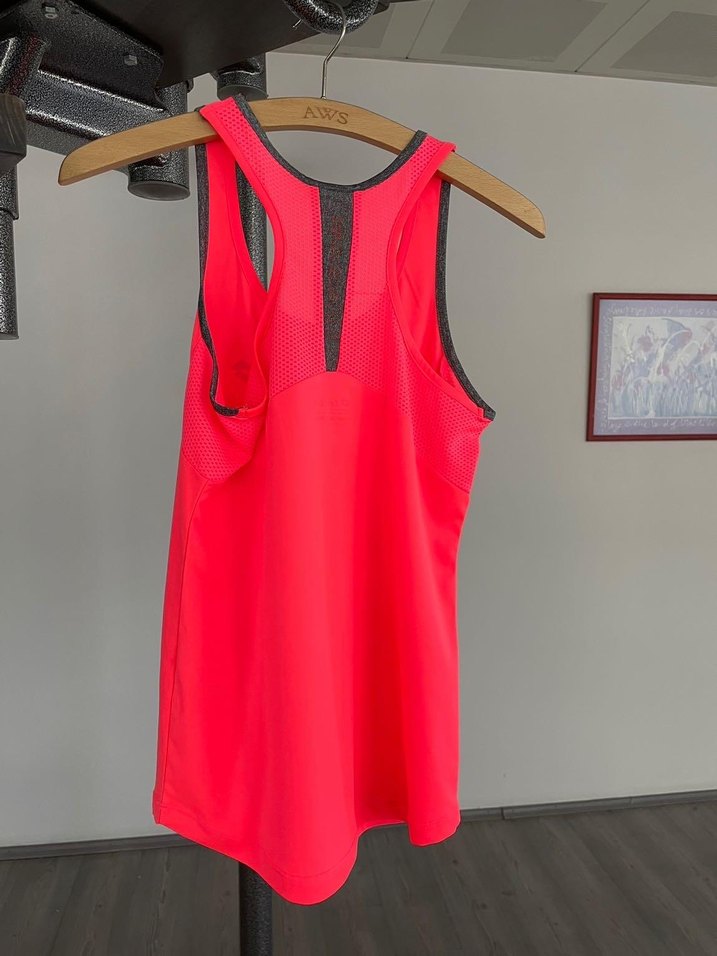 Kırmızı Sporcu Kadın Atlet - Görsel 4