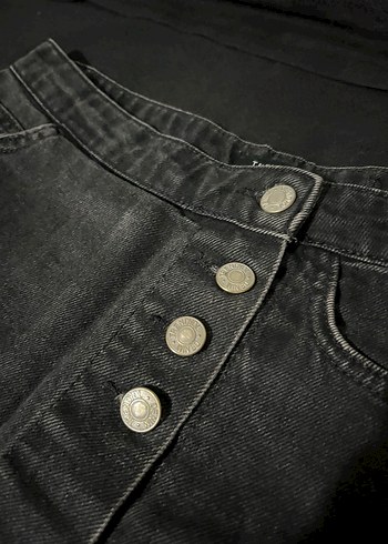 Düğmeli Siyah Midi Denim Şort - Görsel 2