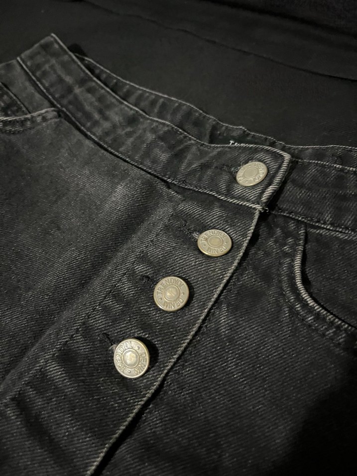 Düğmeli Siyah Midi Denim Şort - Görsel 2