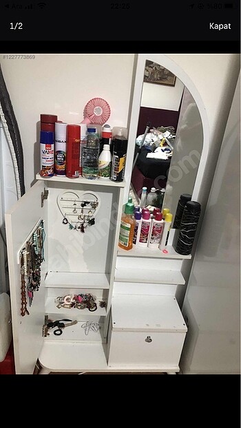 Elimde tek kişilik baza yatak ve makyaj dolabı vardır uyguna ver