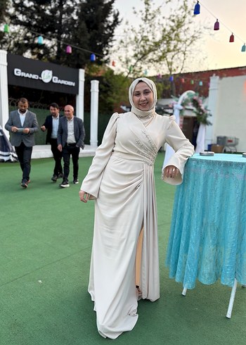 Drapeli Beyaz Uzun Kollu Sade Nişan Elbisesi - Görsel 4