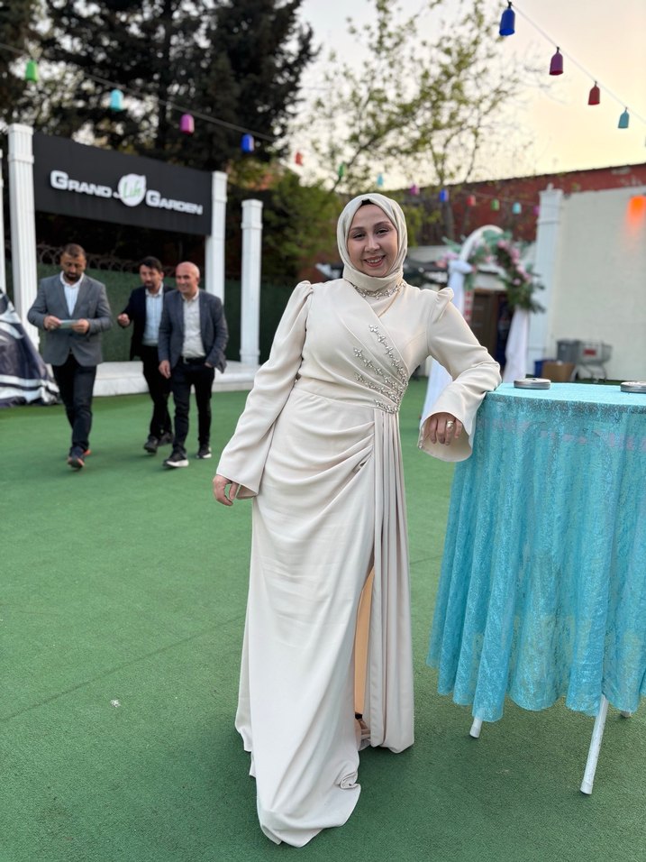 Drapeli Beyaz Uzun Kollu Sade Nişan Elbisesi - Görsel 4