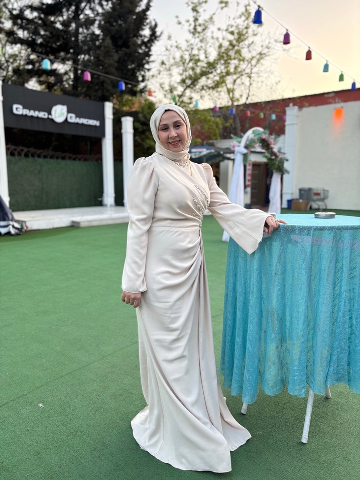 Drapeli Beyaz Uzun Kollu Sade Nişan Elbisesi - Görsel 3