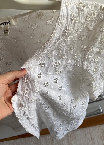 Nakışlı V Yaka Kısa Kollu Beyaz Gömlek - Görsel 3