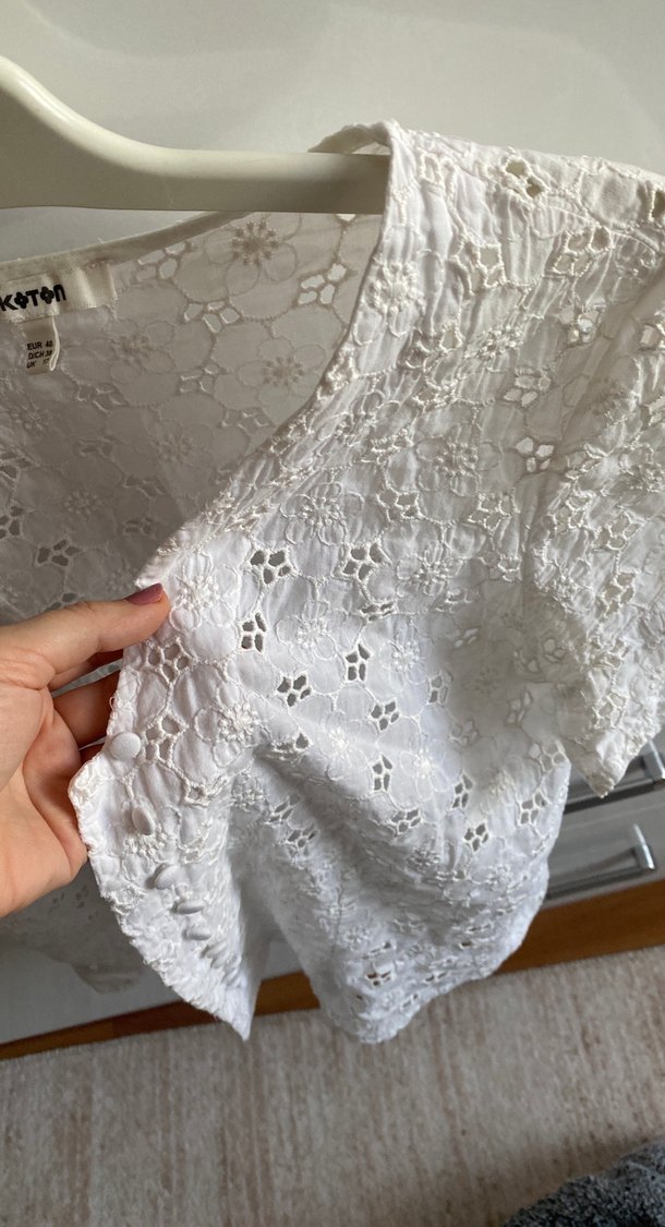 Nakışlı V Yaka Kısa Kollu Beyaz Gömlek - Görsel 3