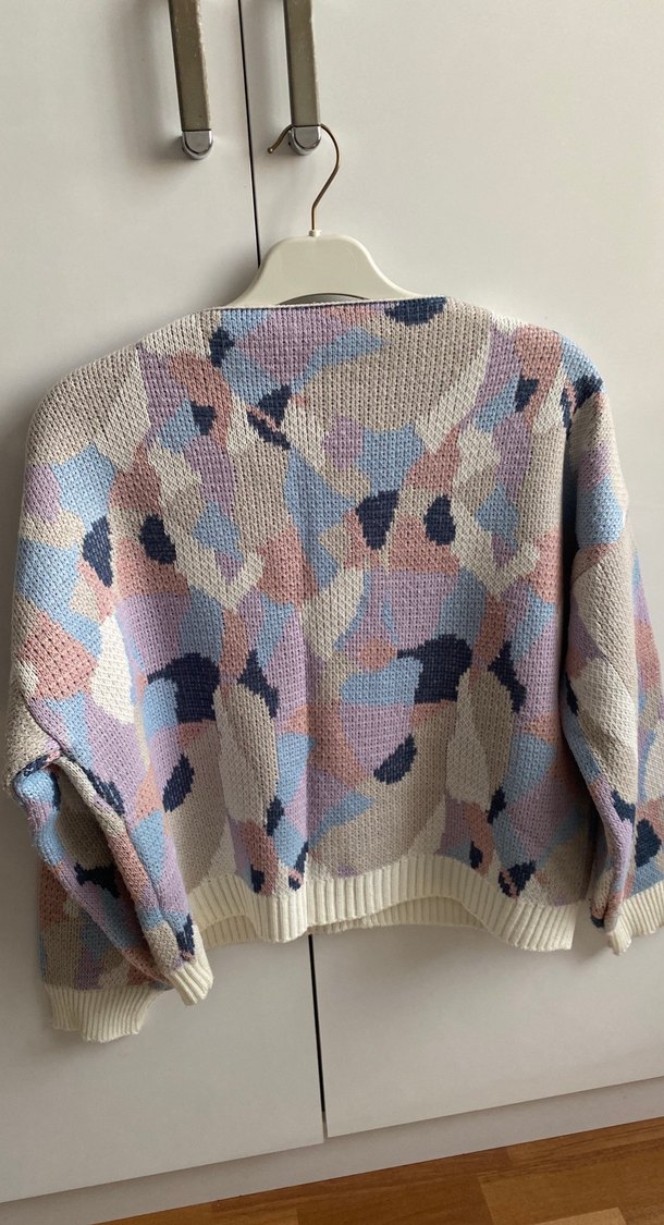 Renkli Batik Desenli V Yaka Triko Hırka - Görsel 4