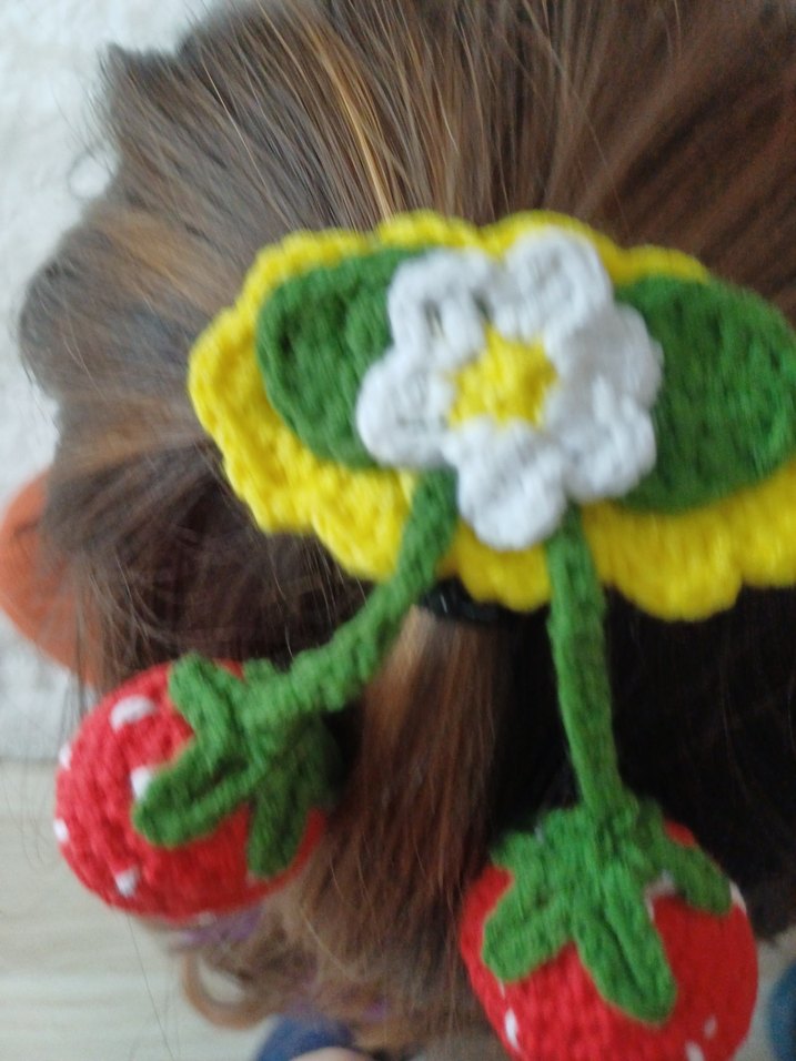 Renkli Örgü Çilek Desenli Çocuk Saç Tokası - Görsel 2