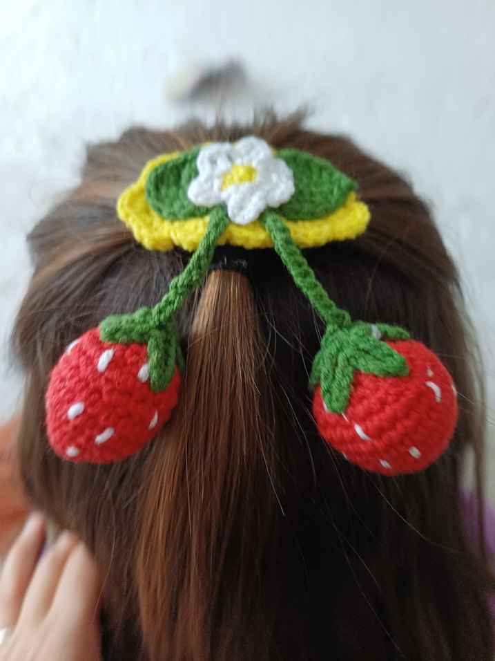 Renkli Örgü Çilek Desenli Çocuk Saç Tokası - Görsel 3