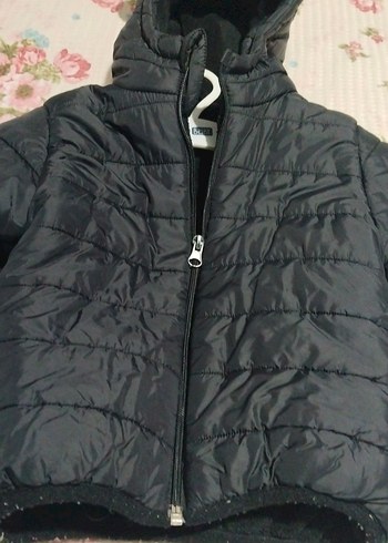 Erkek Çocuk Siyah Kapüşonlu Mont - Görsel 3