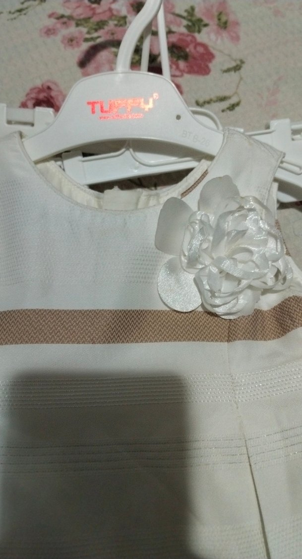 Beyaz Pilili Kız Elbisesi Çiçek Detaylı - Görsel 3