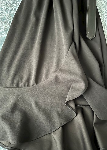 Siyah V Yaka Kemerli Elbise - Görsel 3